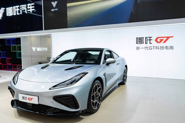 佛山73哪吒汽车在智能汽车领域的表现，领途汽车在新能源汽车市场中的影响力